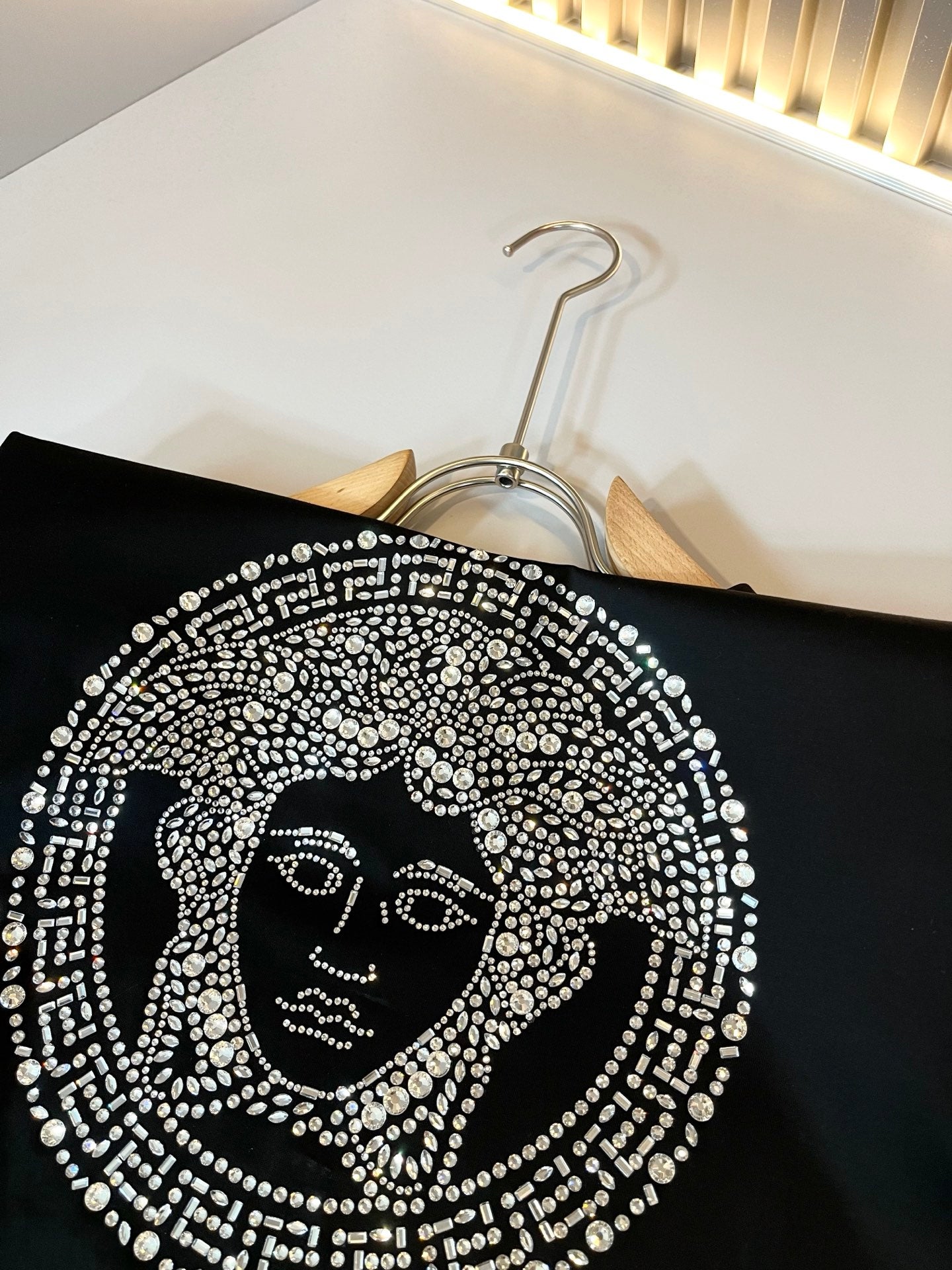 VERSA* 2025ss new t-shirt medusa logo hot-drilling