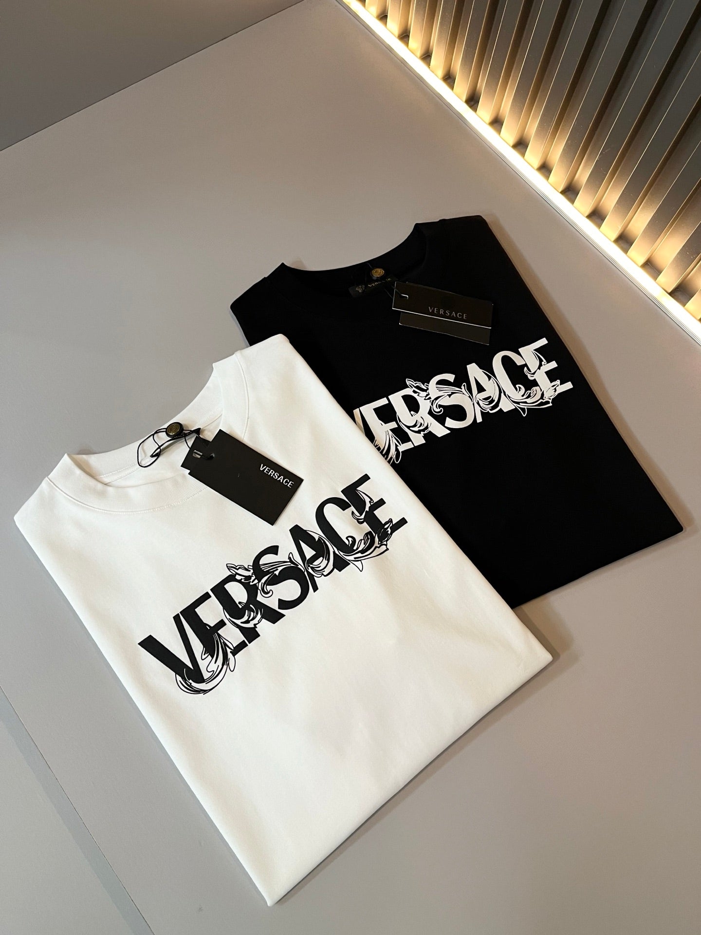 VERSA* 2025ss letter logo printed t-shirt