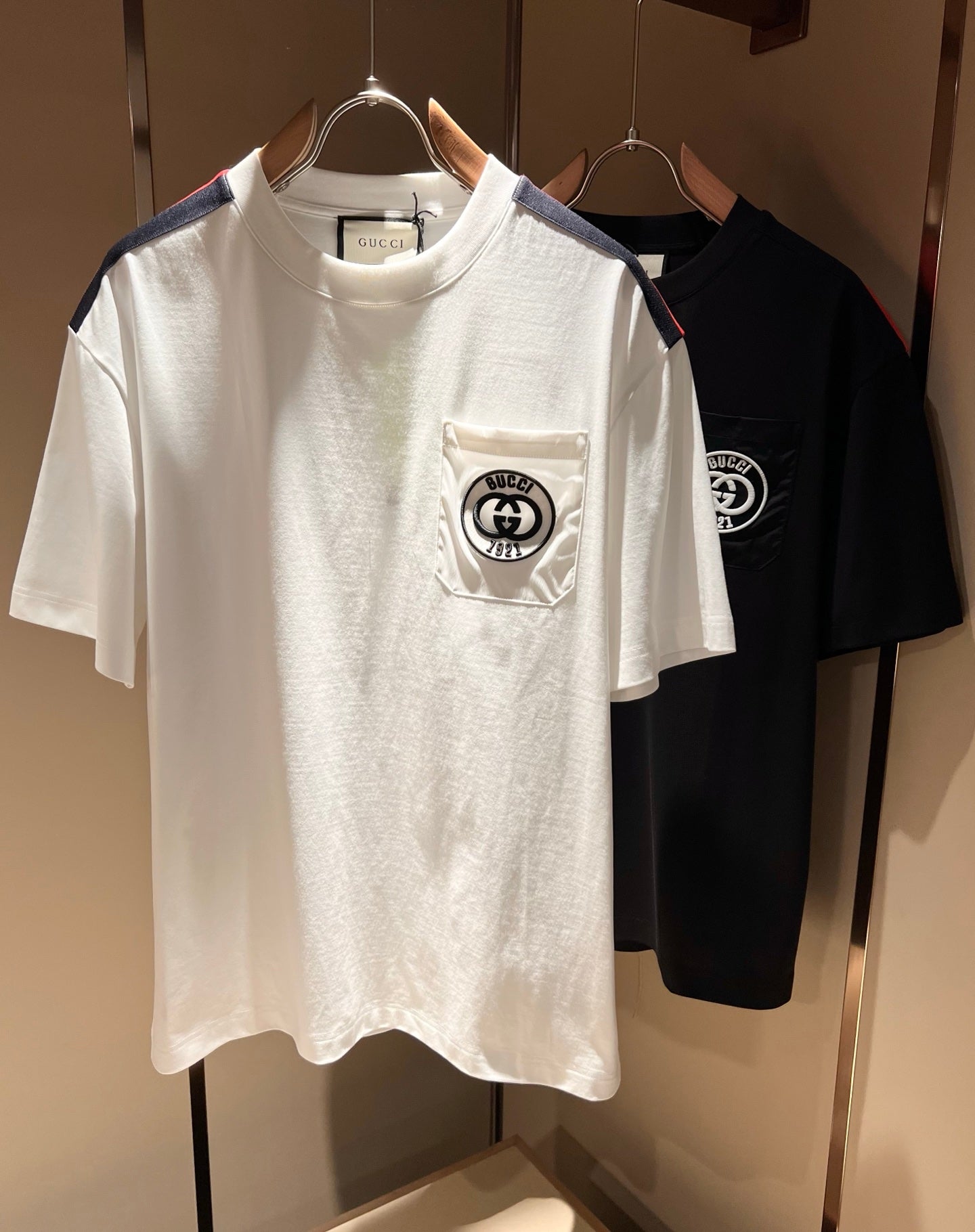 GUC* shoulder stripe logo cotton t-shirt