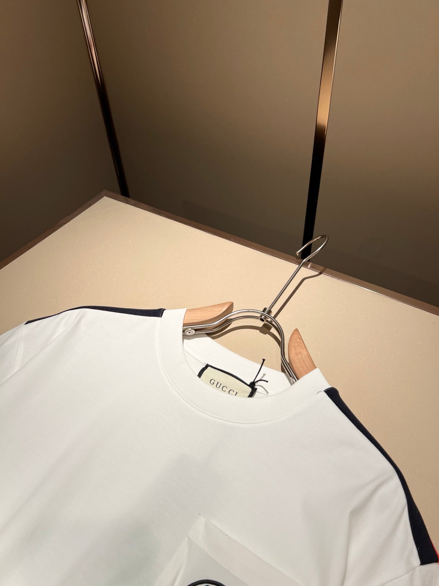 GUC* shoulder stripe logo cotton t-shirt