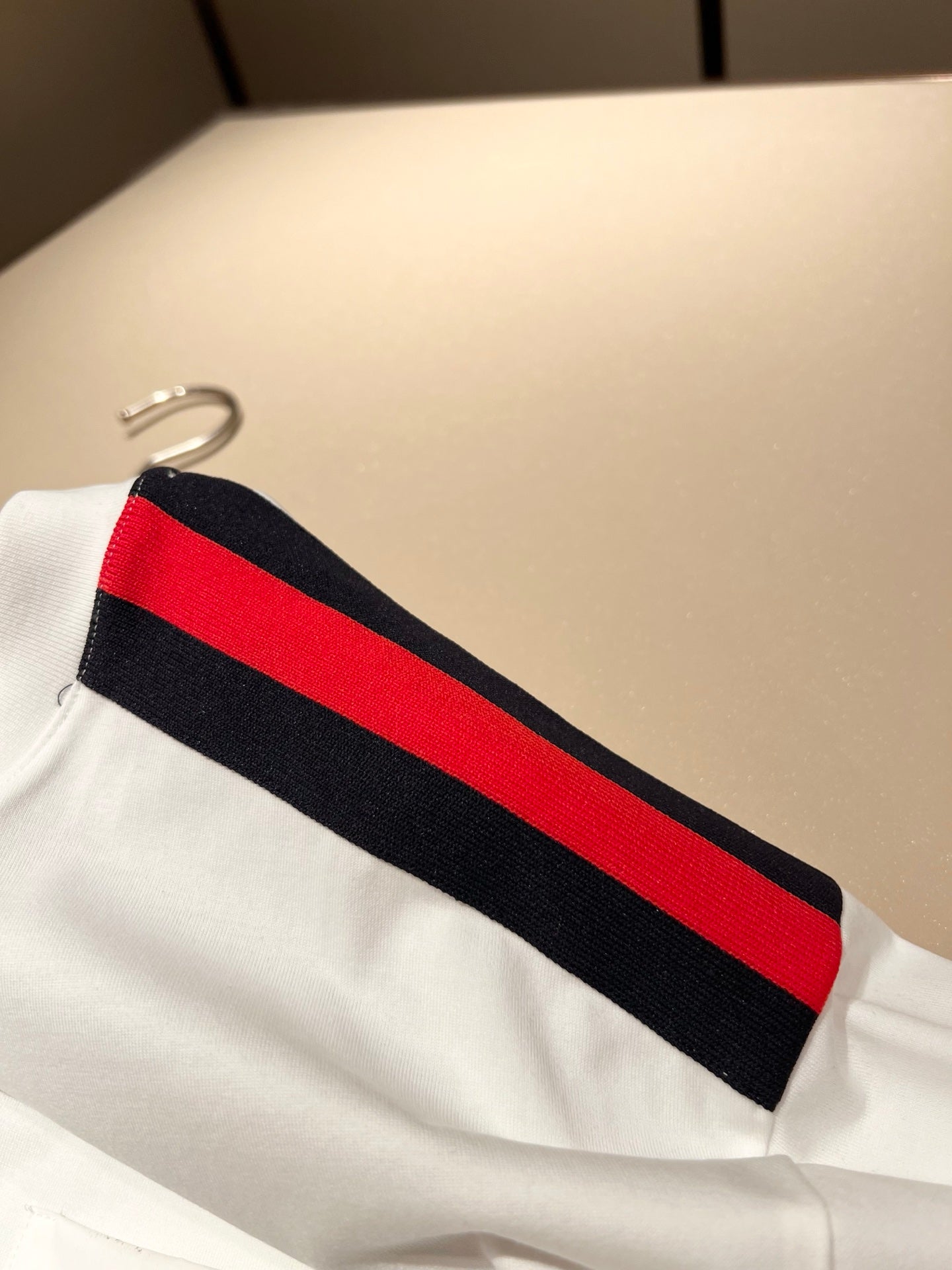 GUC* shoulder stripe logo cotton t-shirt