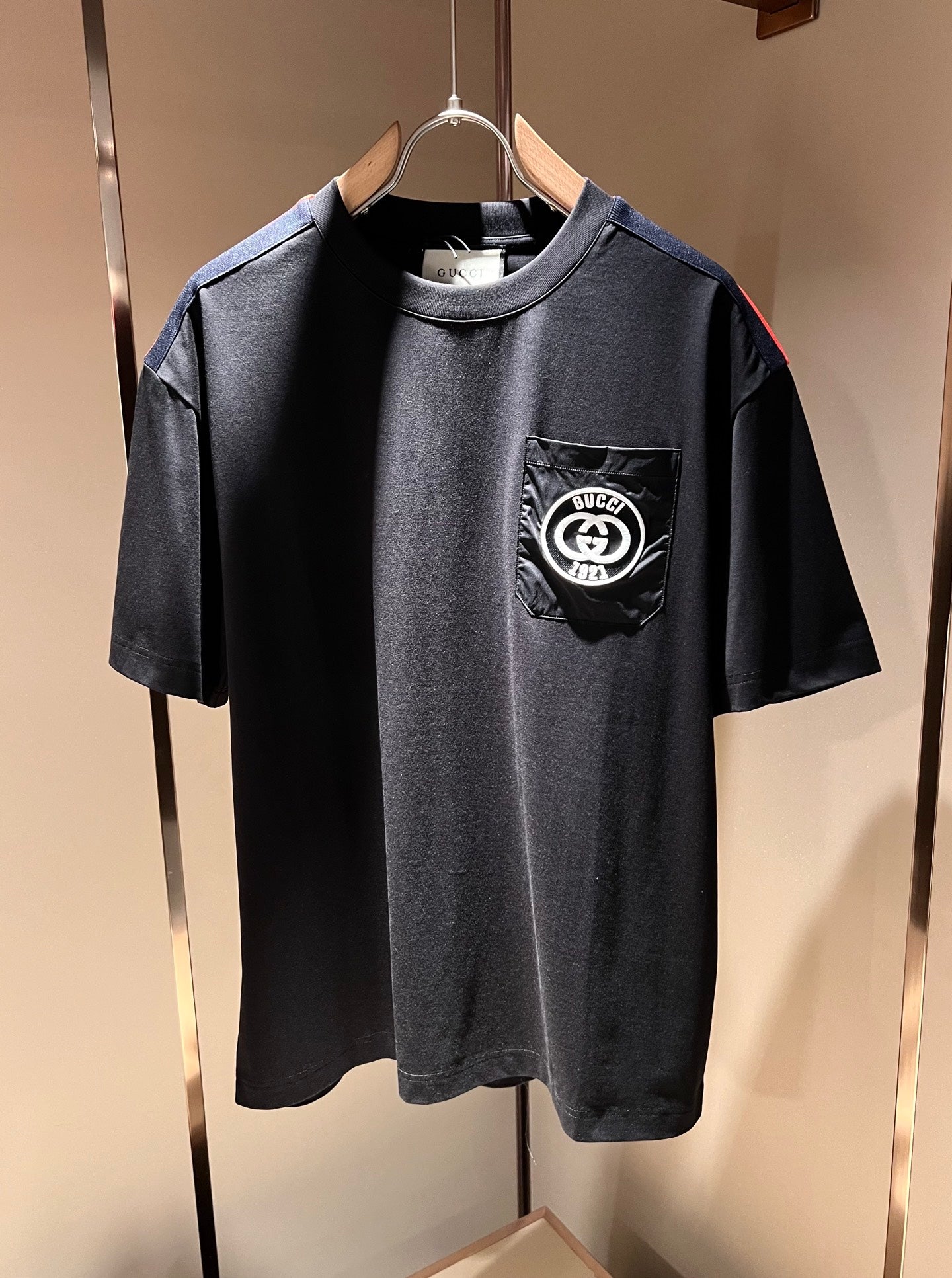 GUC* shoulder stripe logo cotton t-shirt