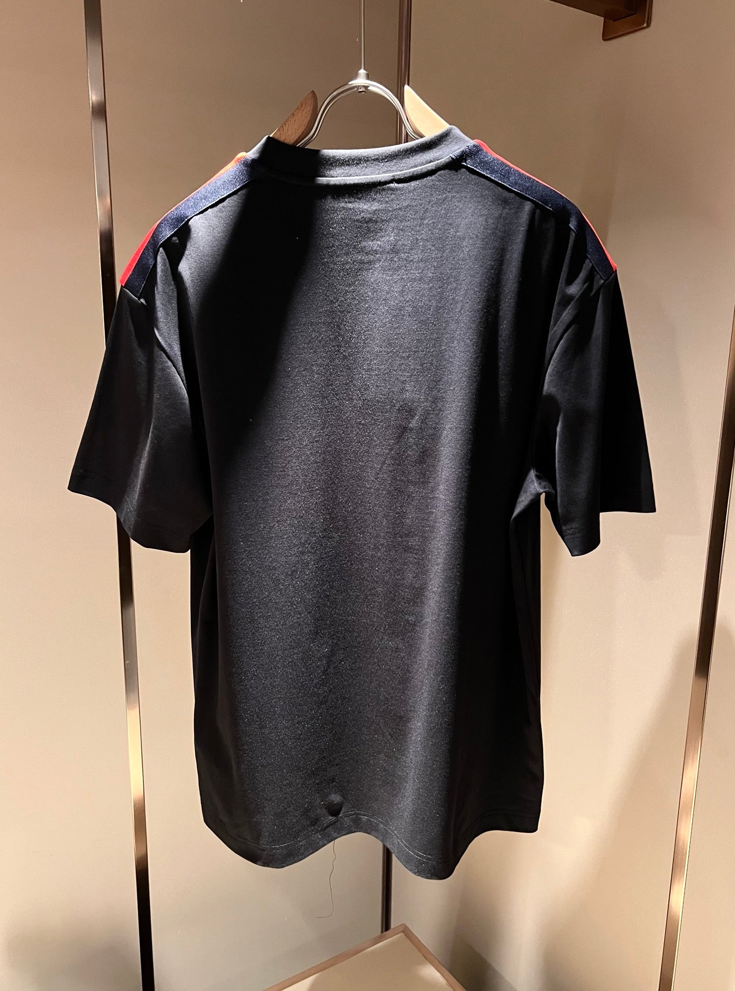 GUC* shoulder stripe logo cotton t-shirt