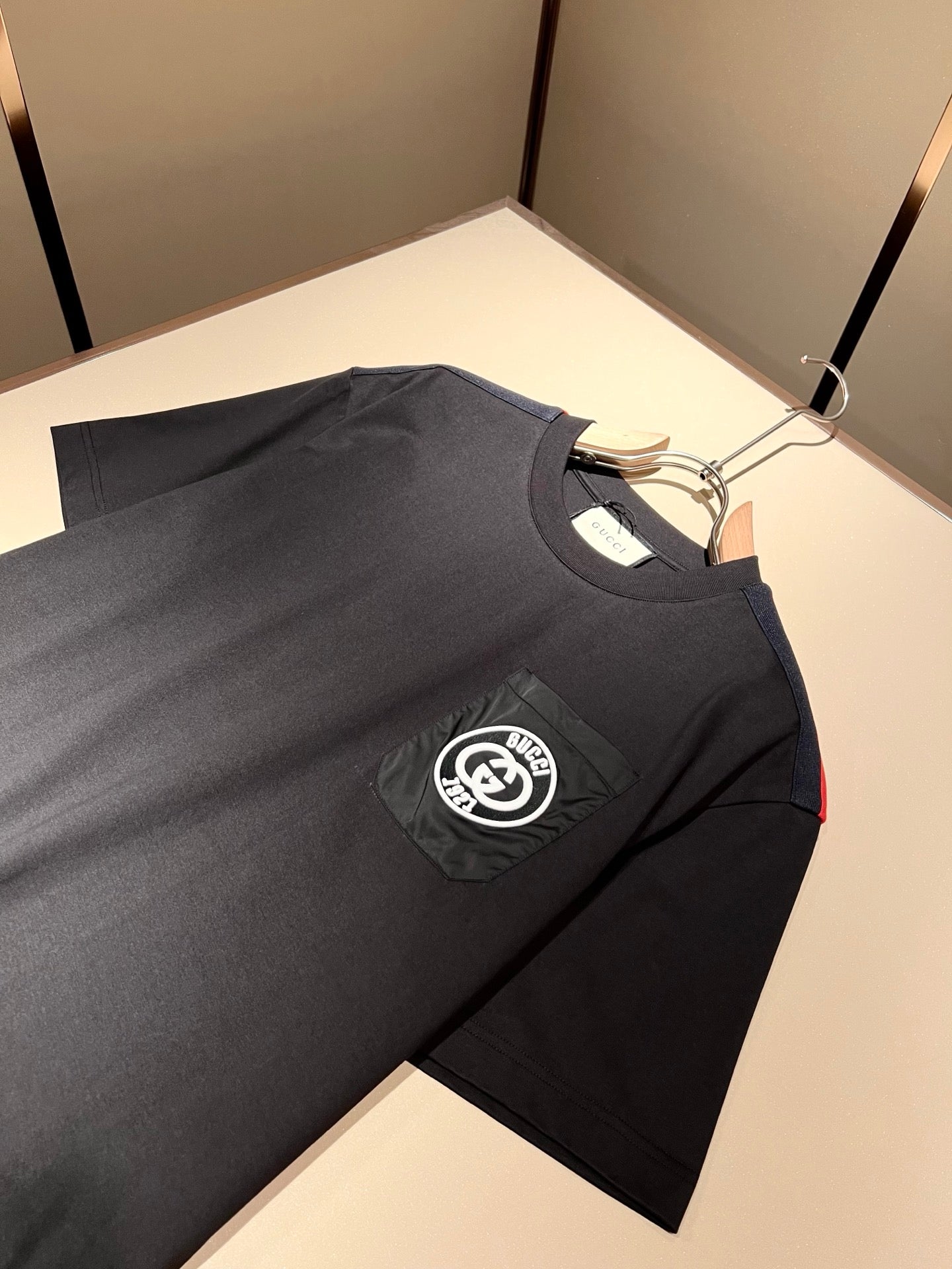 GUC* shoulder stripe logo cotton t-shirt