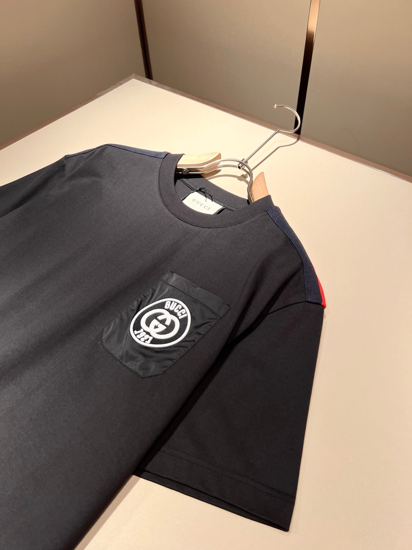 GUC* shoulder stripe logo cotton t-shirt