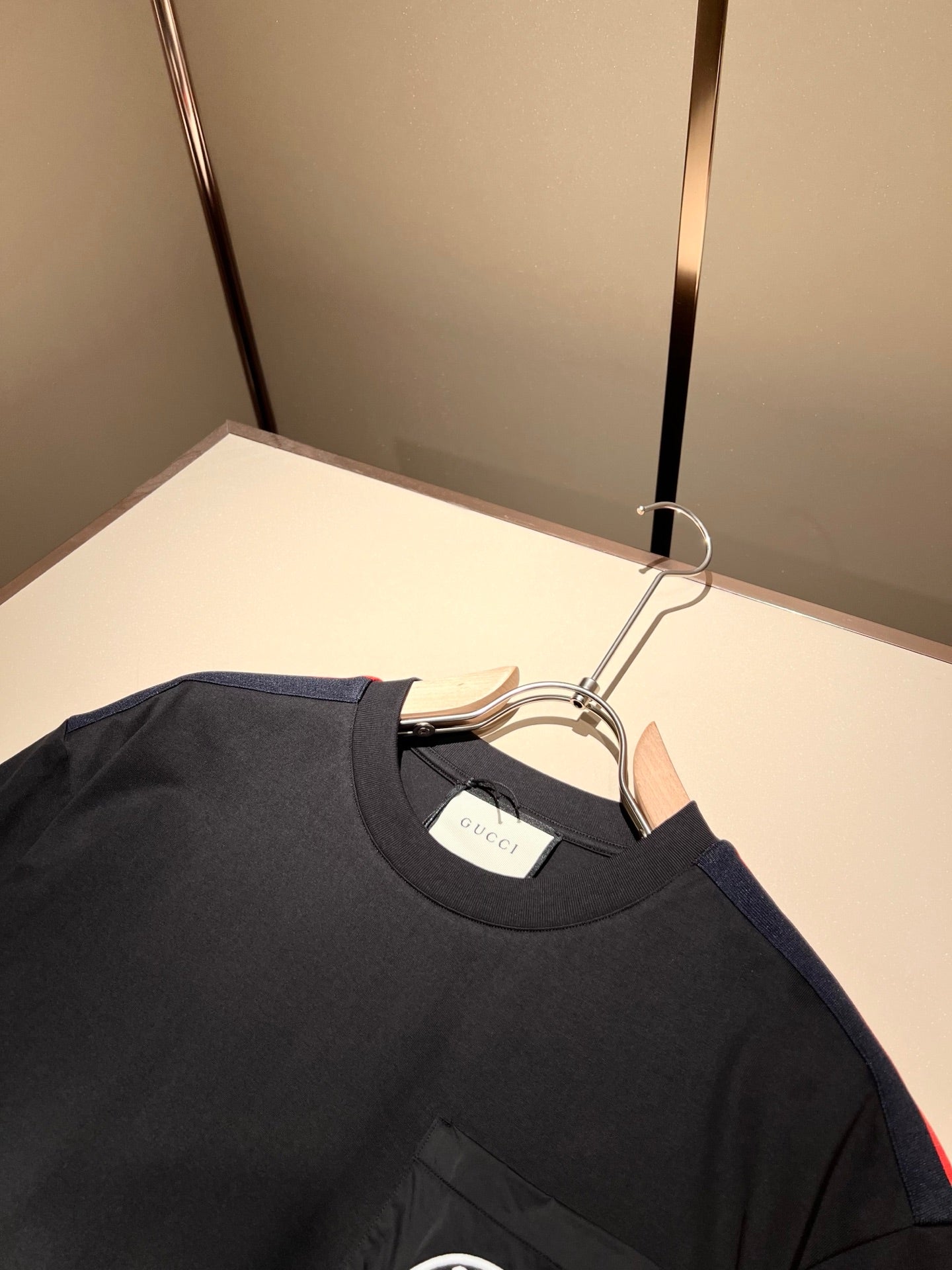 GUC* shoulder stripe logo cotton t-shirt
