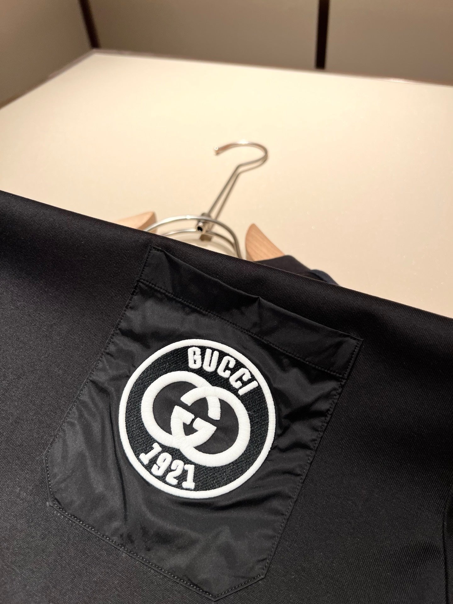 GUC* shoulder stripe logo cotton t-shirt