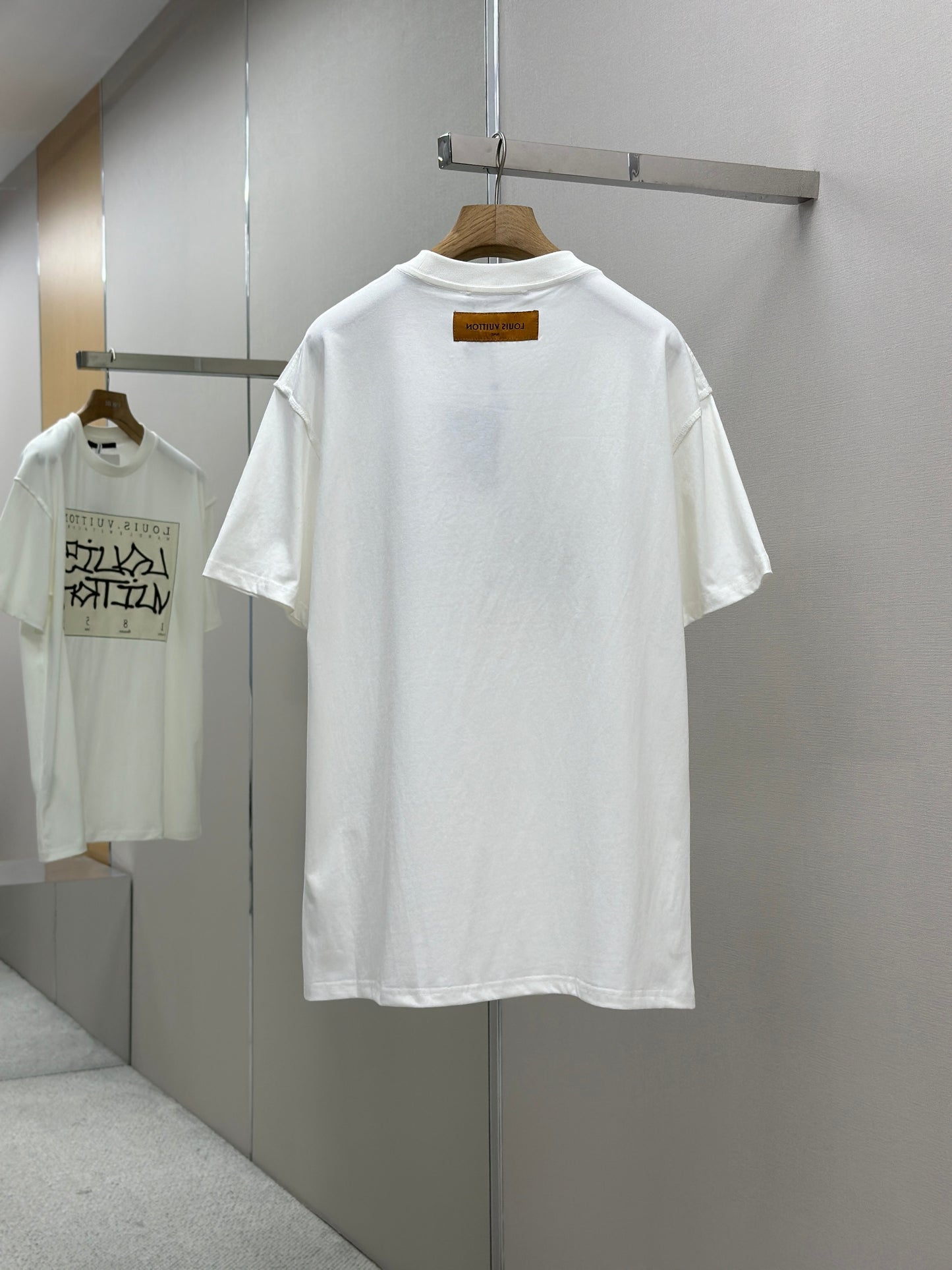 LOUI*V Abstract embroidery letter T-shirt