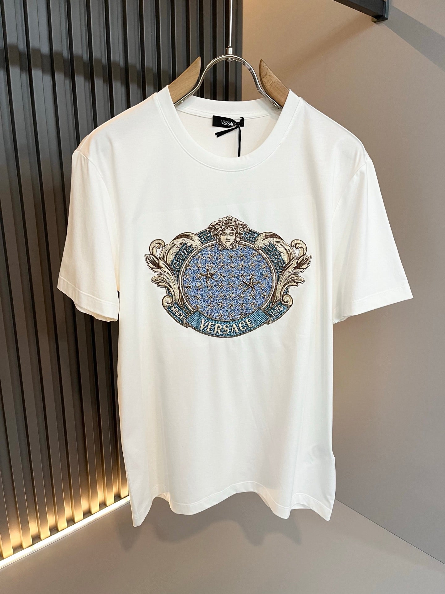 VERSA* 2025ss medusa embroidery rhinestones t-shirt