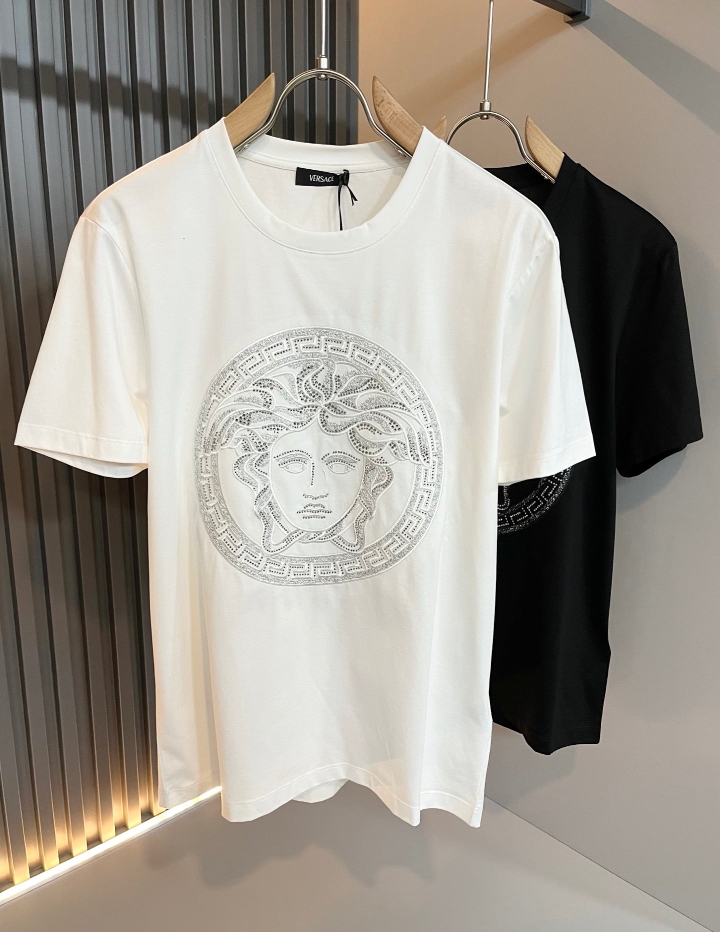 VERSA* 2025ss medusa logo hot-drilling t-shirt