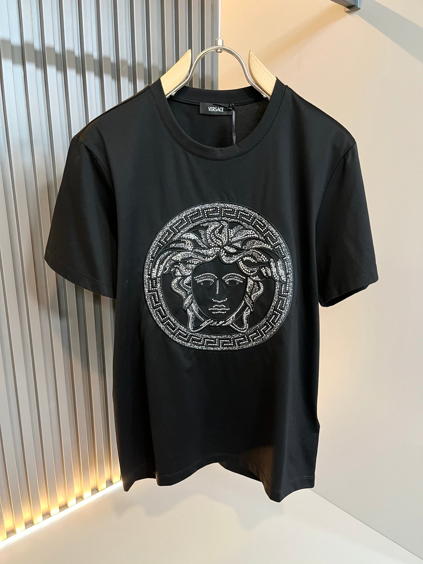 VERSA* 2025ss medusa logo hot-drilling t-shirt